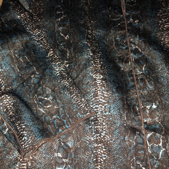 Antonio Melani size Large blue 3/4 sleeve silky reptile print top - Picture 4 of 6